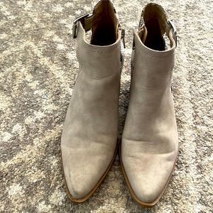 Womens ankle boots tan/cream with snakeskin color back gently used.  7.5